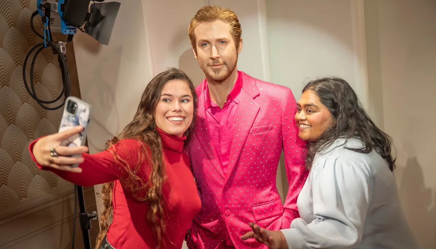 Visitantes haciéndose una foto con una figura de cera en el Musée Grévin