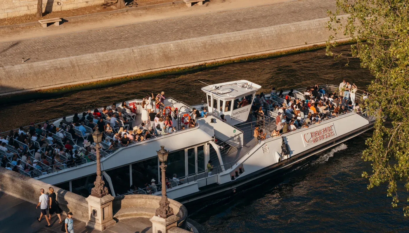 Ponte panoramico di una barca turistica sulla Senna con la Torre Eiffel sullo sfondo