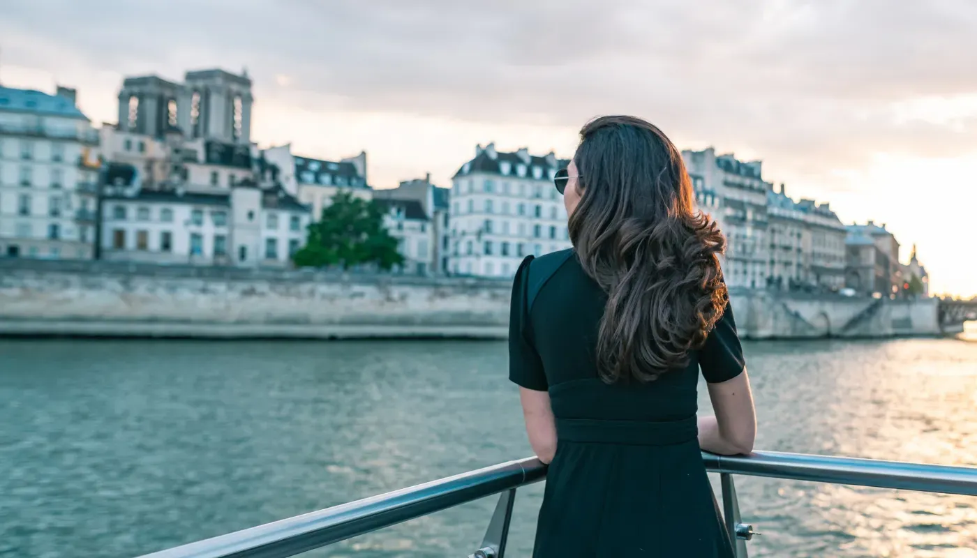Ponti sul fiume Senna illuminati al tramonto a Parigi