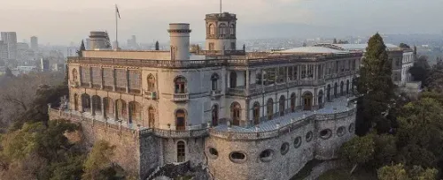 Castillo de Chapultepec dominando Ciudad de México desde lo alto del bosque, uno de los monumentos históricos más visitados del país.