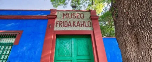 Casa Azul de Frida Kahlo en Coyoacán, uno de los museos más populares y visitados de Ciudad de México.
