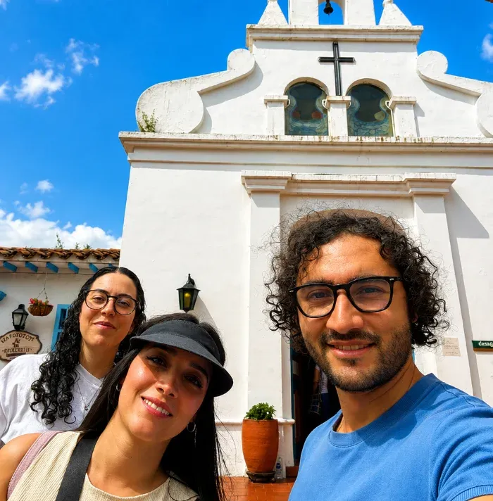 Personen genießen die Tour im Pueblito Paisa
