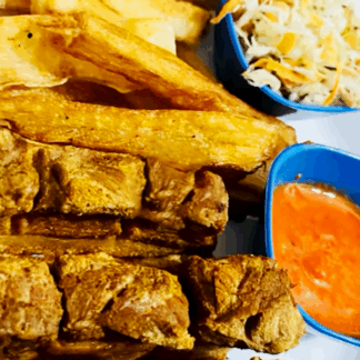 Chicharrones con mandioca frita y guacamole