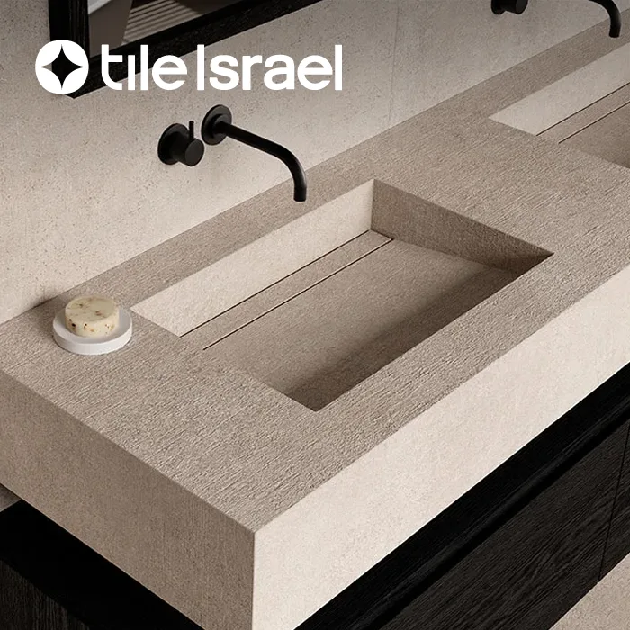 כיור תלוי שעוצב באמצעות אריח מדוקק