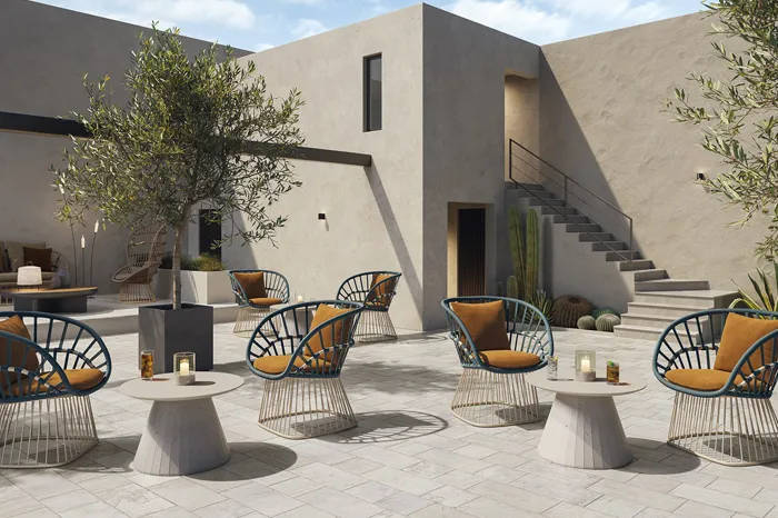 בתמונה יש ריצוף חוץ מודולרי בסגנון רטרו