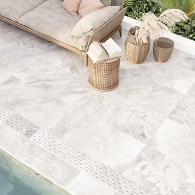 חצר עם ספה וריצוף חוץ ספרדי איכותי עם תעלת ניקוז תואמת אריח