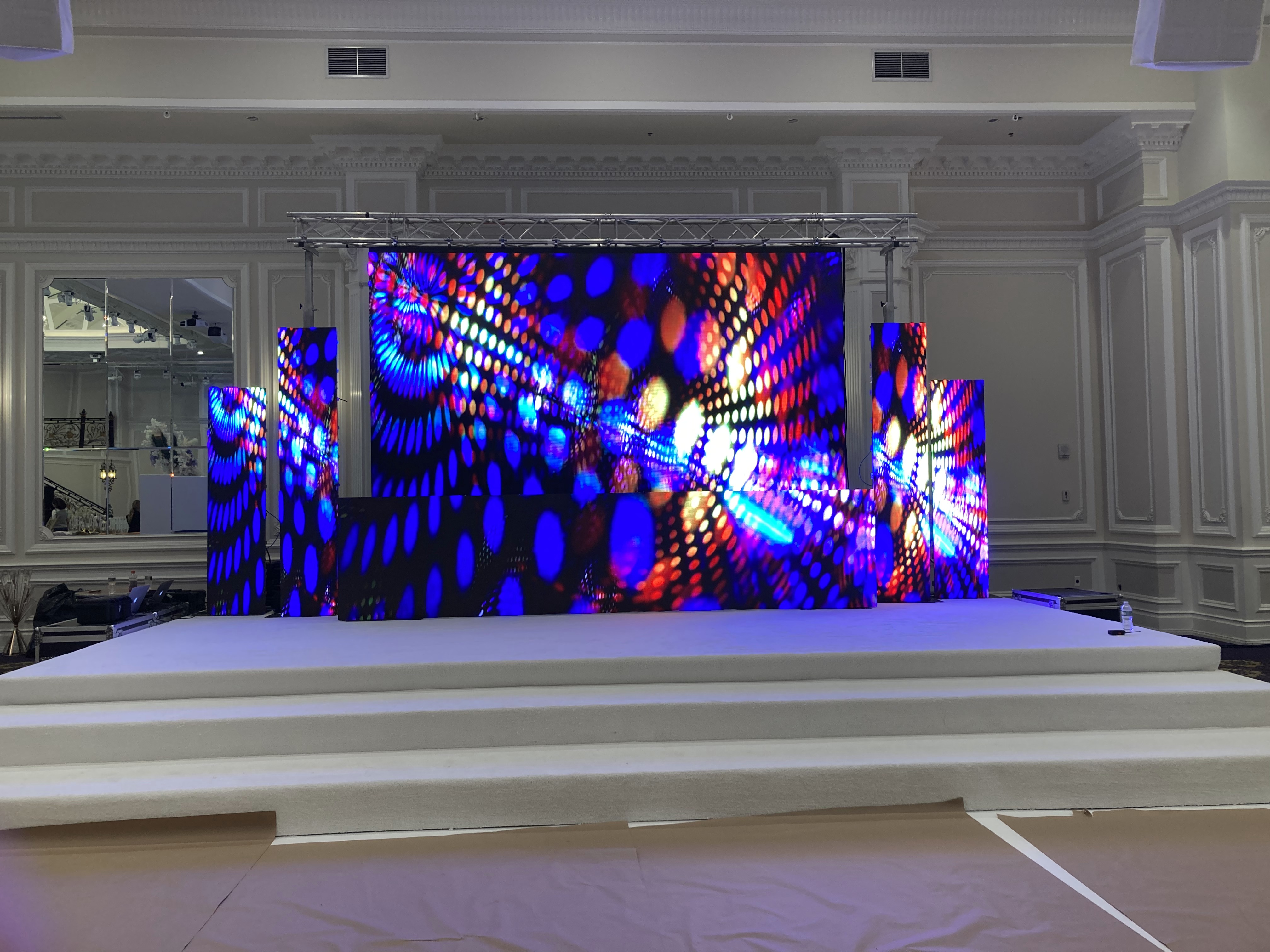 Time Alignment and Phase Optimization of Distributed Subwoofer Arrays in Arena-Scale Sound Reinforcement