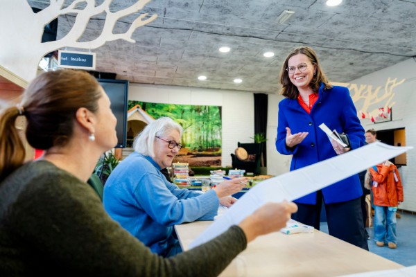 @ANP. Mirjam Bikker stemde in basisschool Het Schateiland in Gouda.
