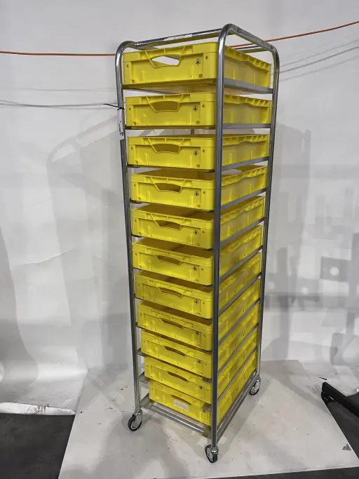 Stikvogn med 11 plastkasser