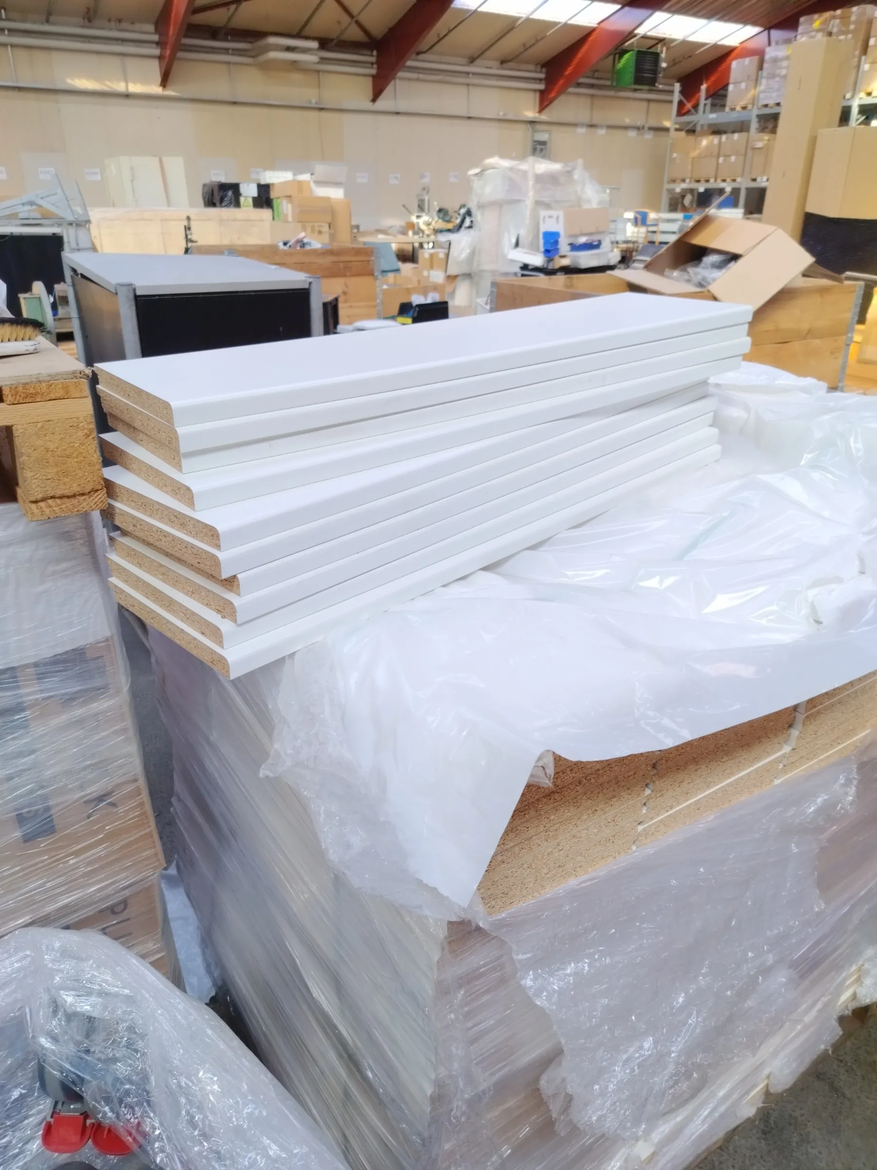 Palle med hvide vinduesbundstykker