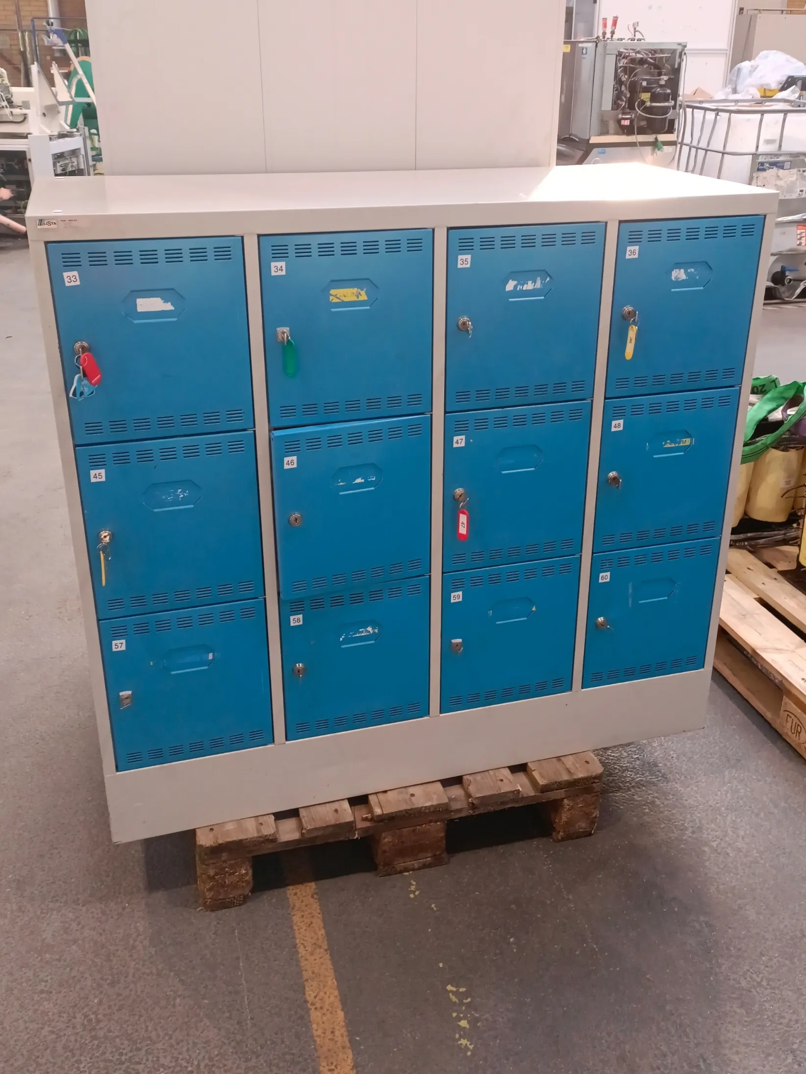 Opbevaringsskab m. 12 låger