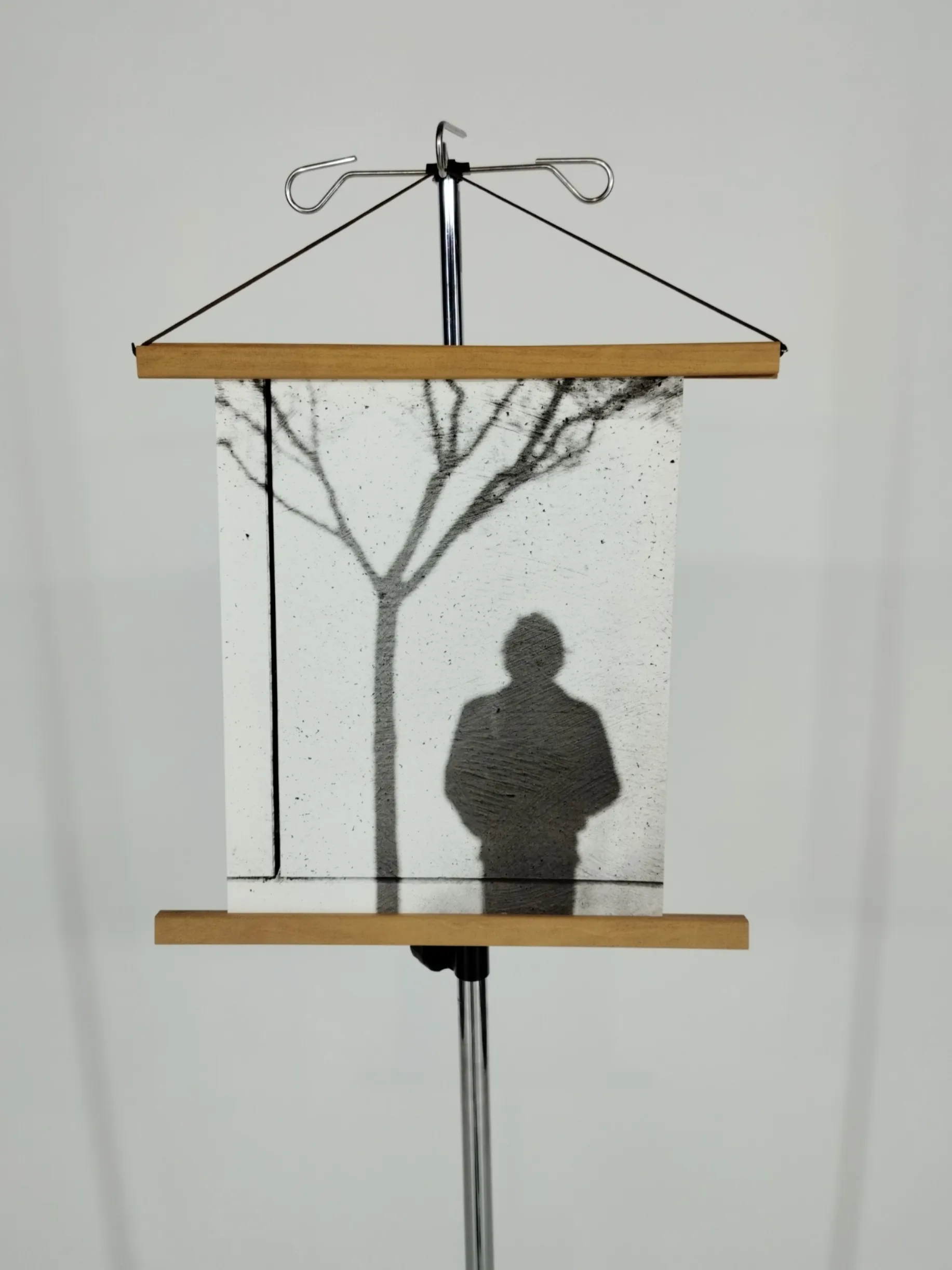 Plakatophæng i træ 42 cm m. billede