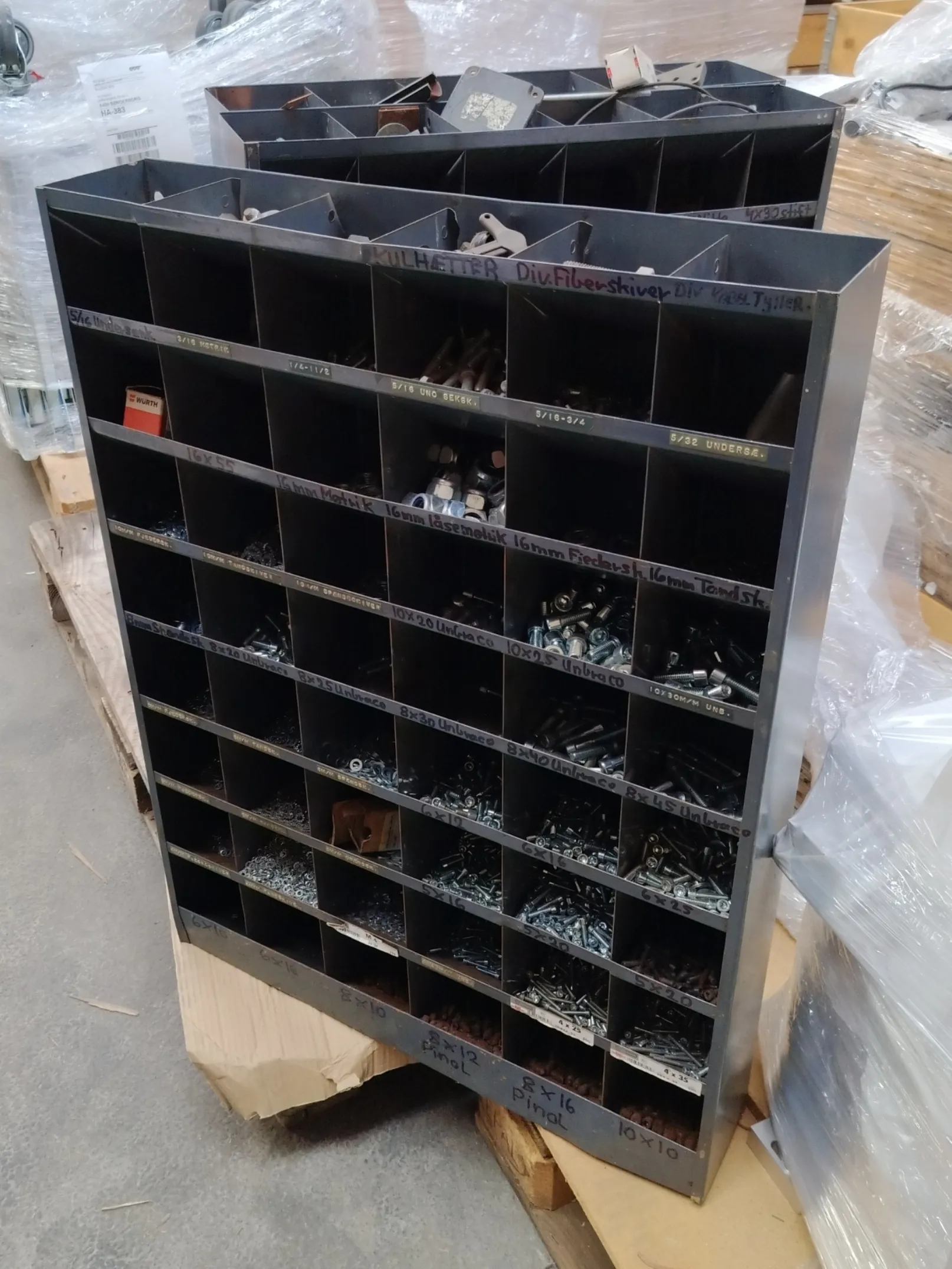 opbevaringsreol m/ indhold