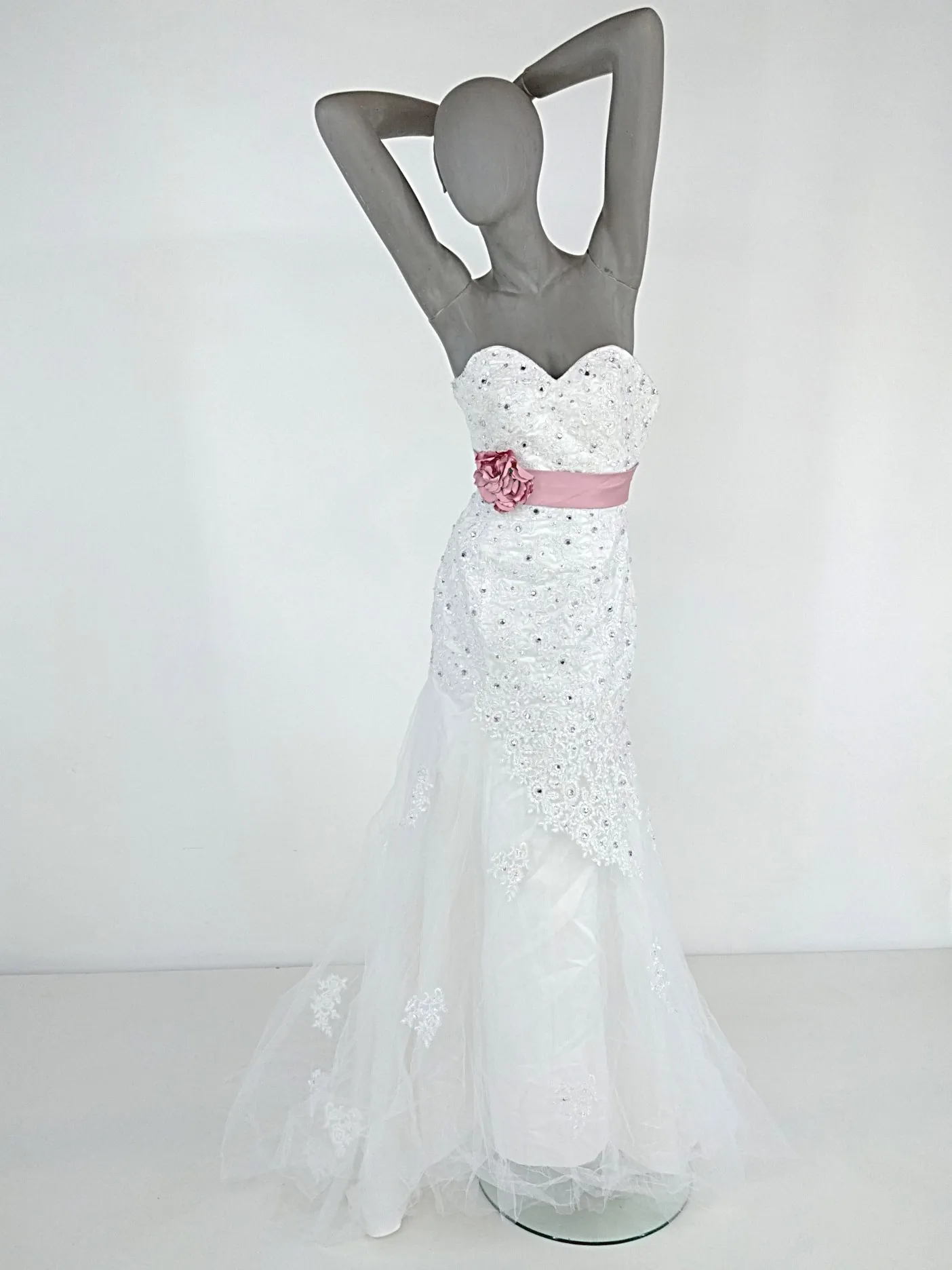 Brudekjole m. lyserødt bælte str. 40