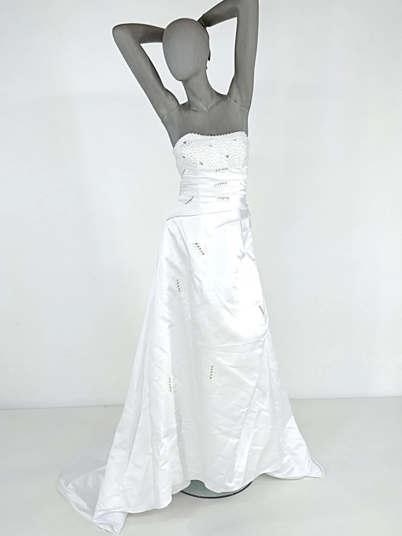 Brudekjole m. perler str. 40