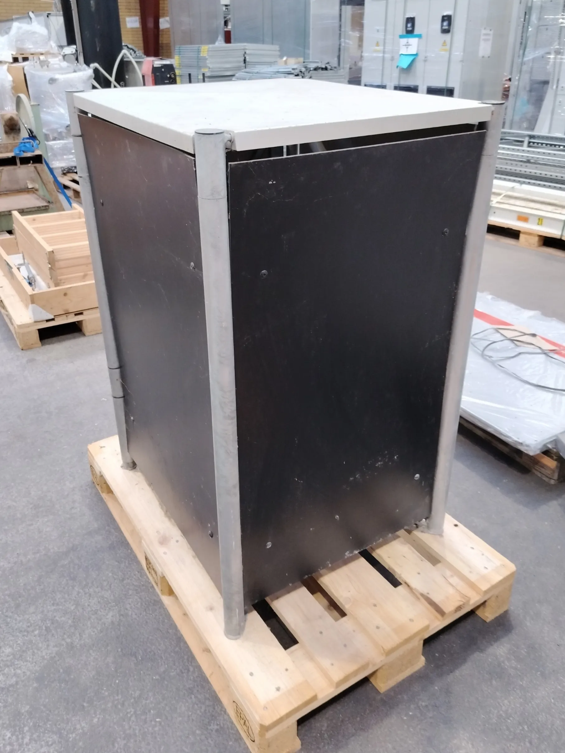 HIDE sort skraldespandsskjuler 140L