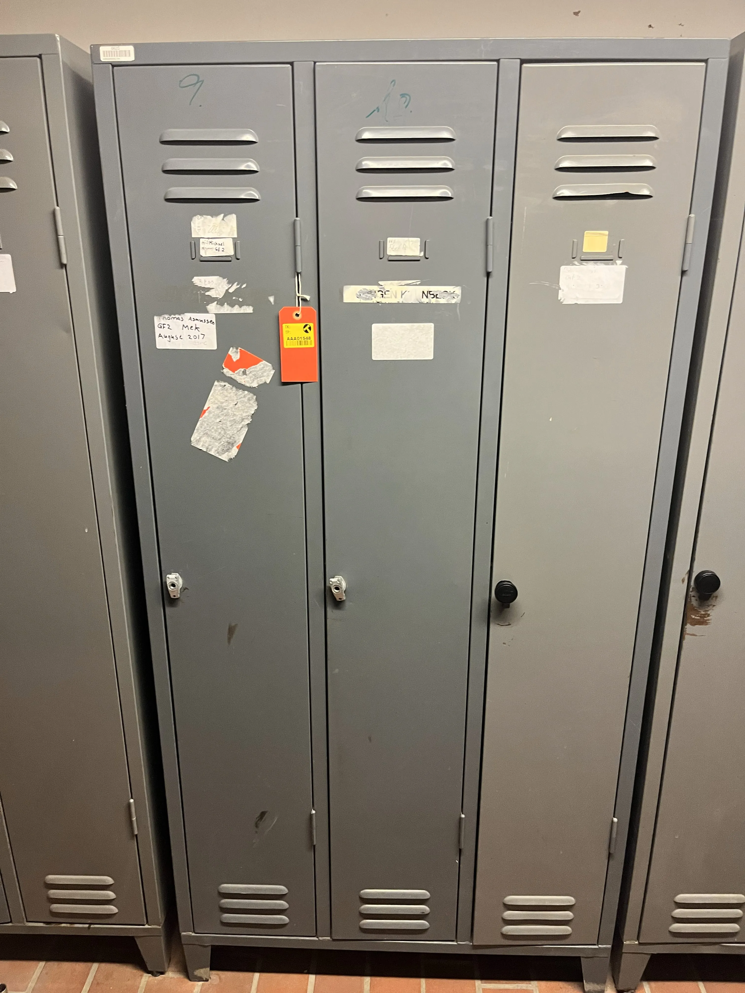 Metalskabe til omklædning - 3 fløje