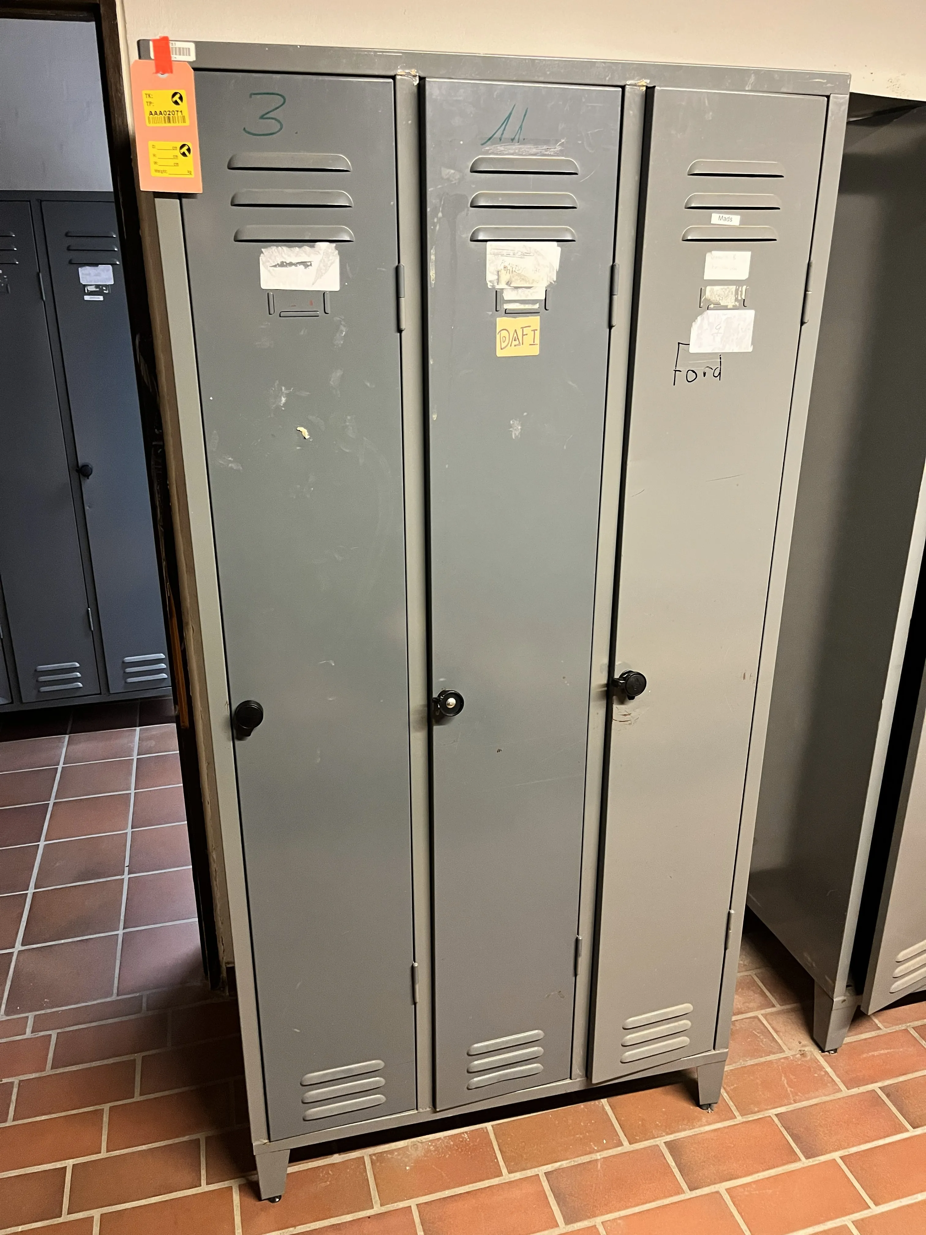 Metalskabe til omklædning - 3 fløje