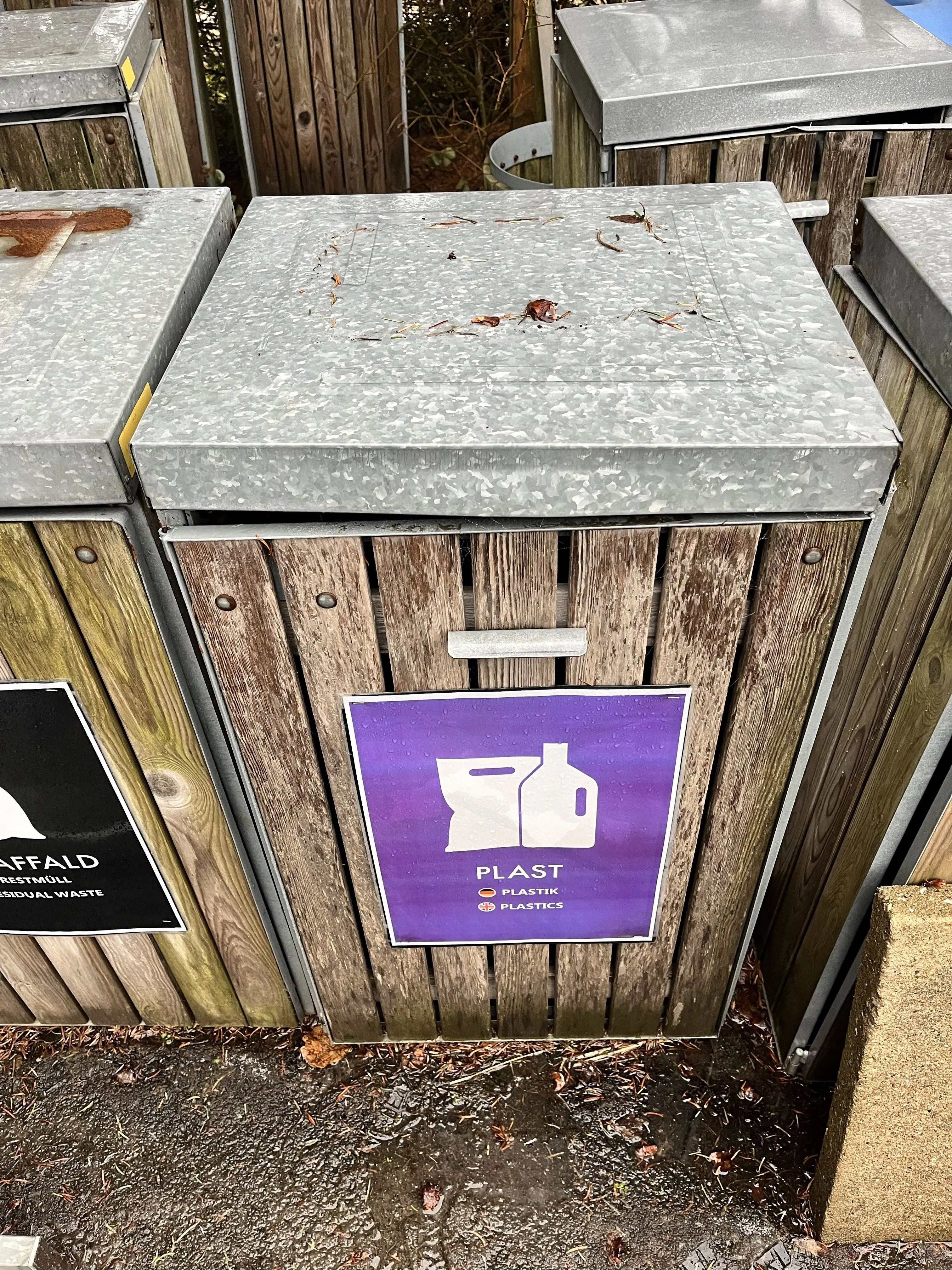 8 udendørs skraldespande i træ/metal