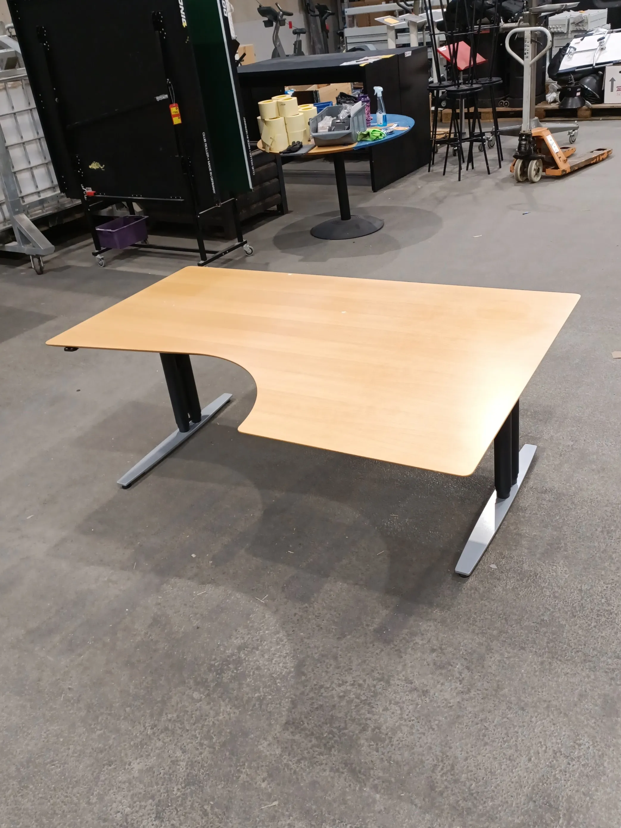 Hæve-/sænkebord med udskæring - Linak