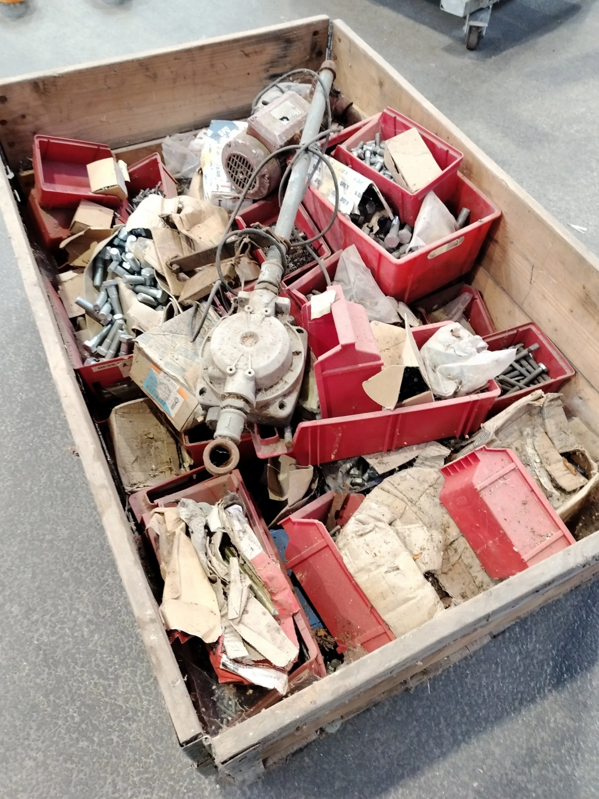 Palle med bolte, skrueer, fittings mm.