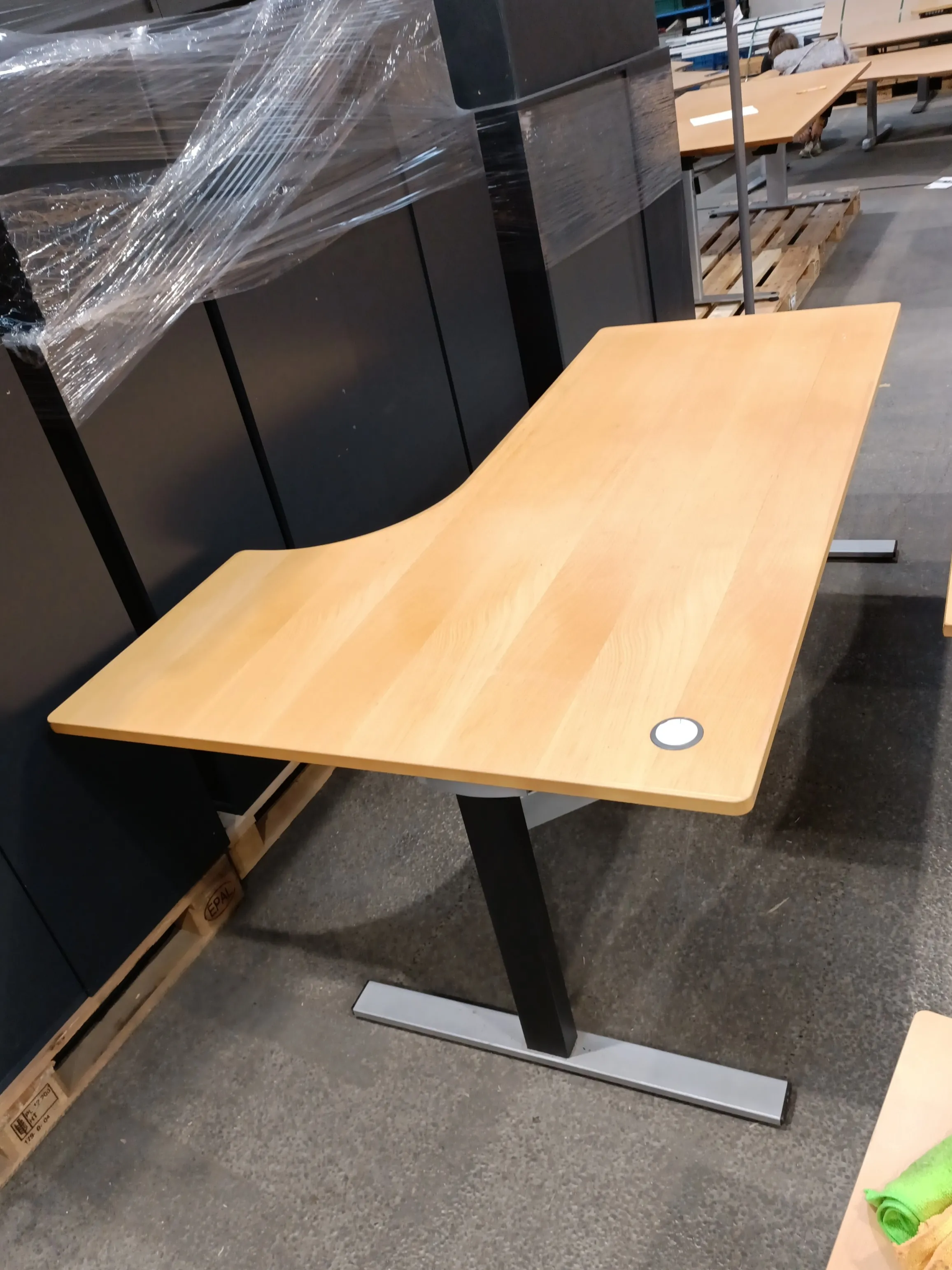 Hæve-/sænkebord med udskæring – 190 cm