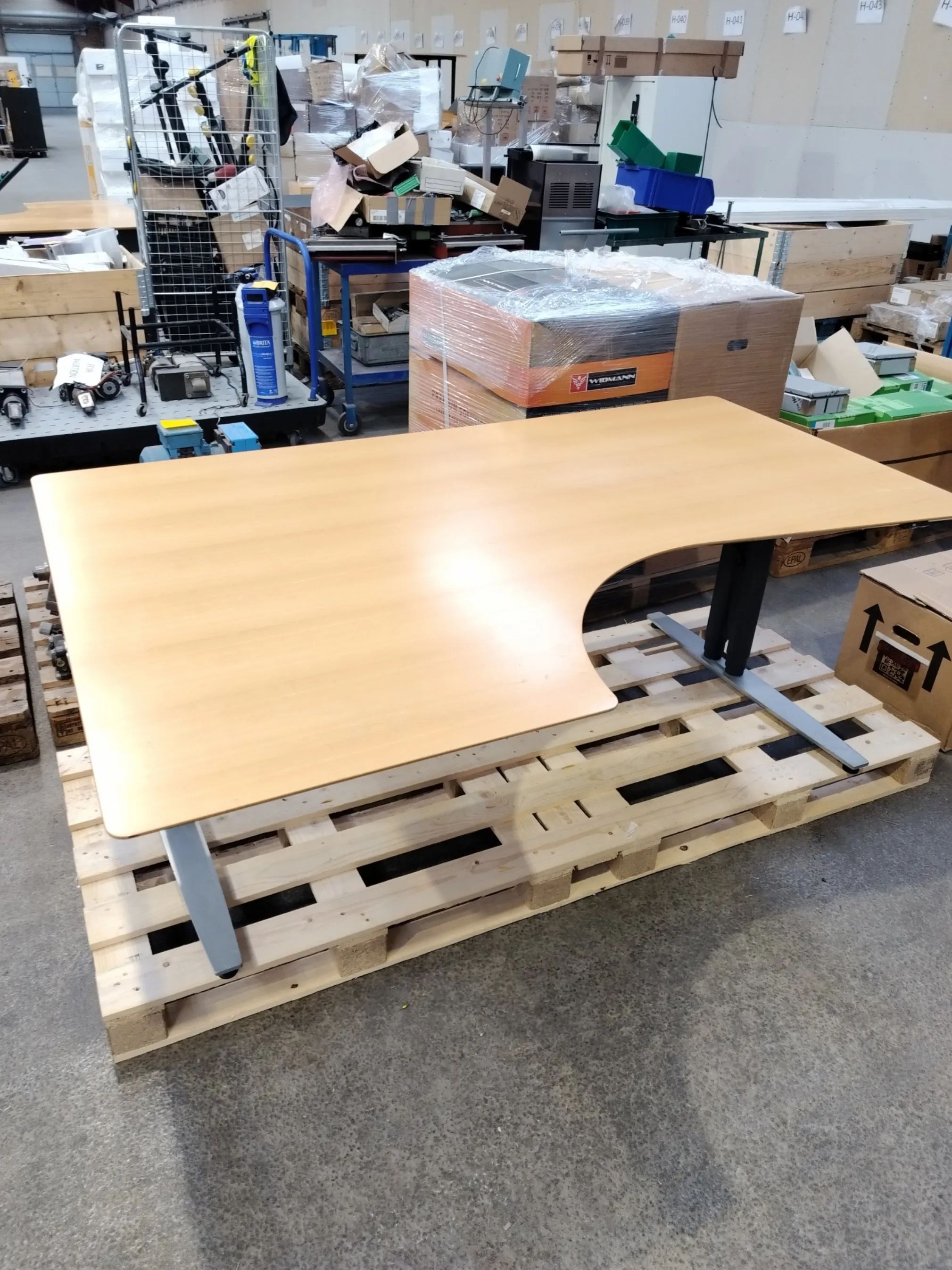 Hæve-/sænkebord med udskæring – 180 cm