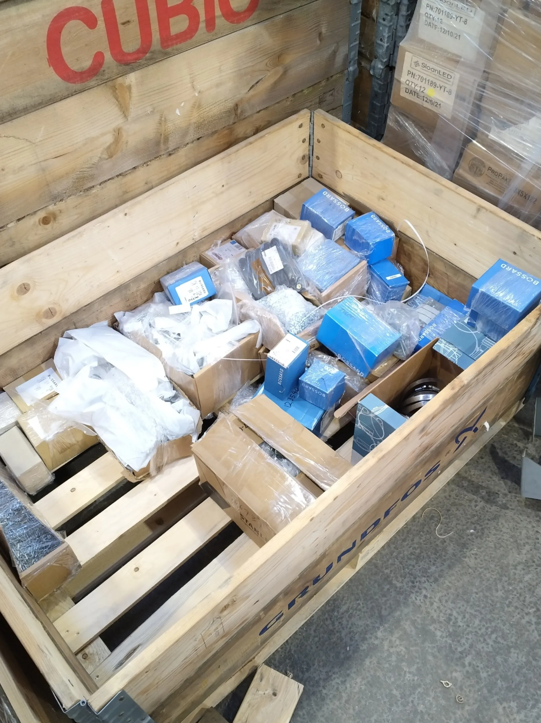 Palle med diverse søm, skruer og beslag