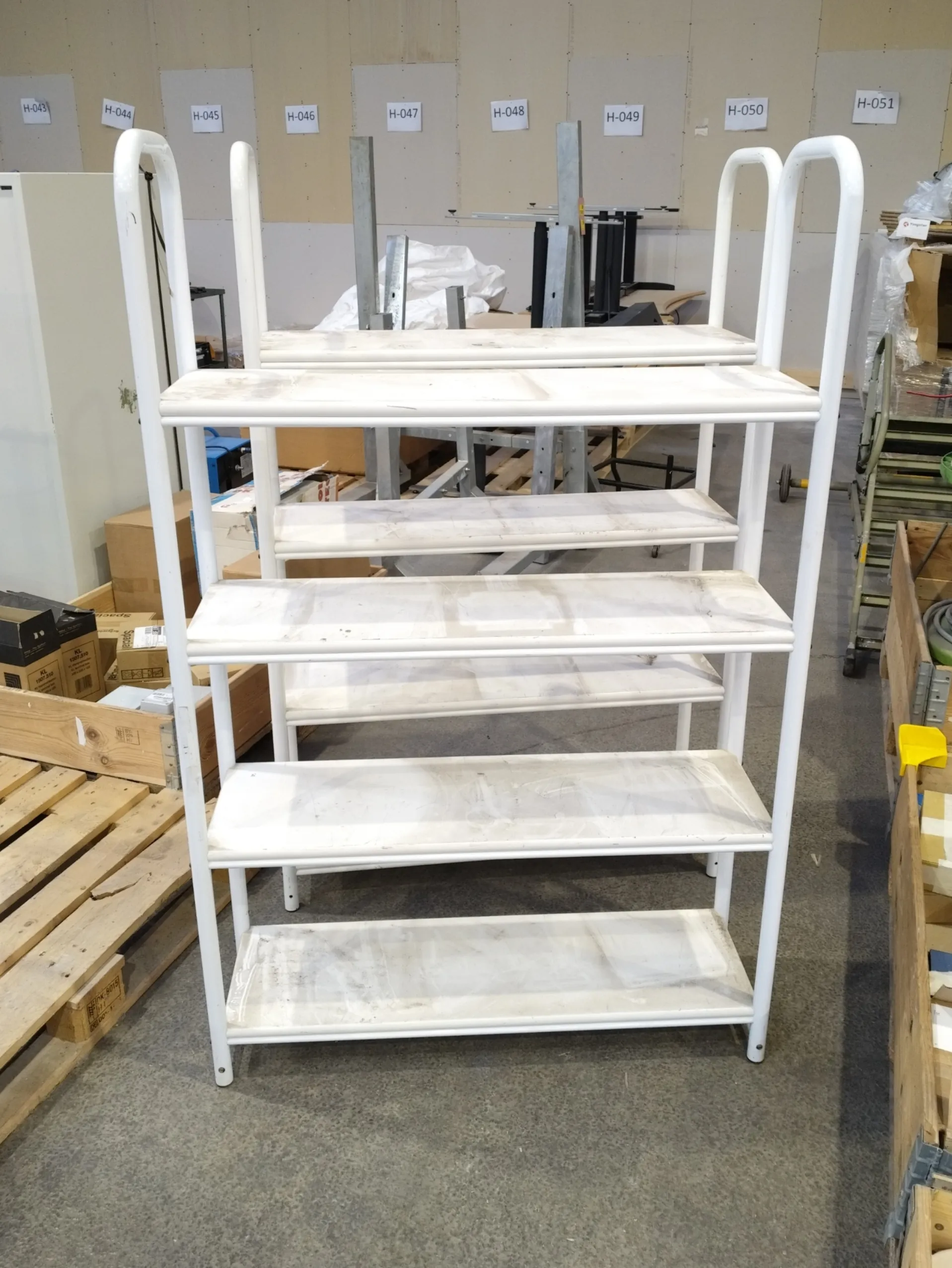 2 Hvide Opbevaringshylder