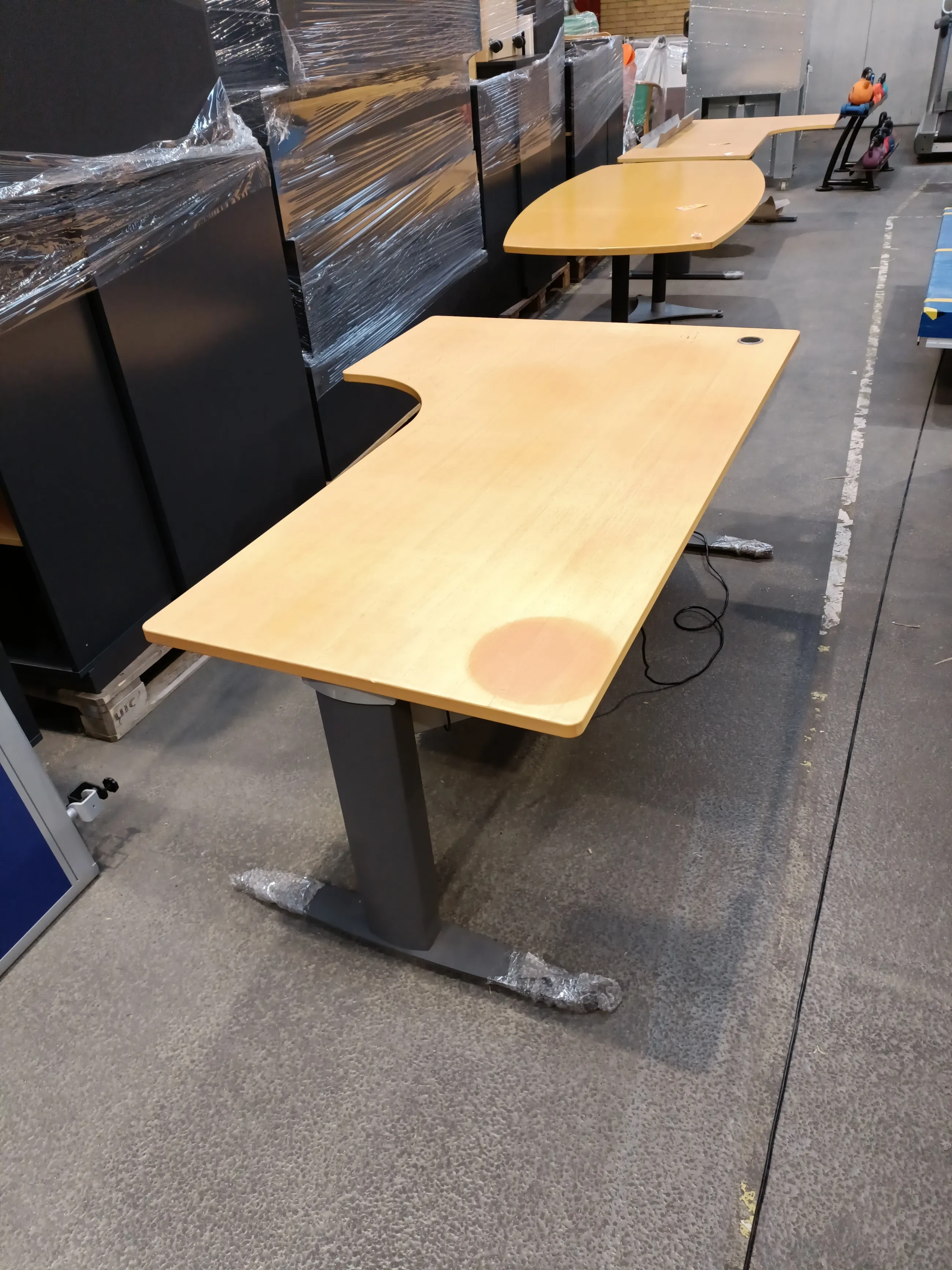 Hæve-/sænkebord med udskæring – 190 cm