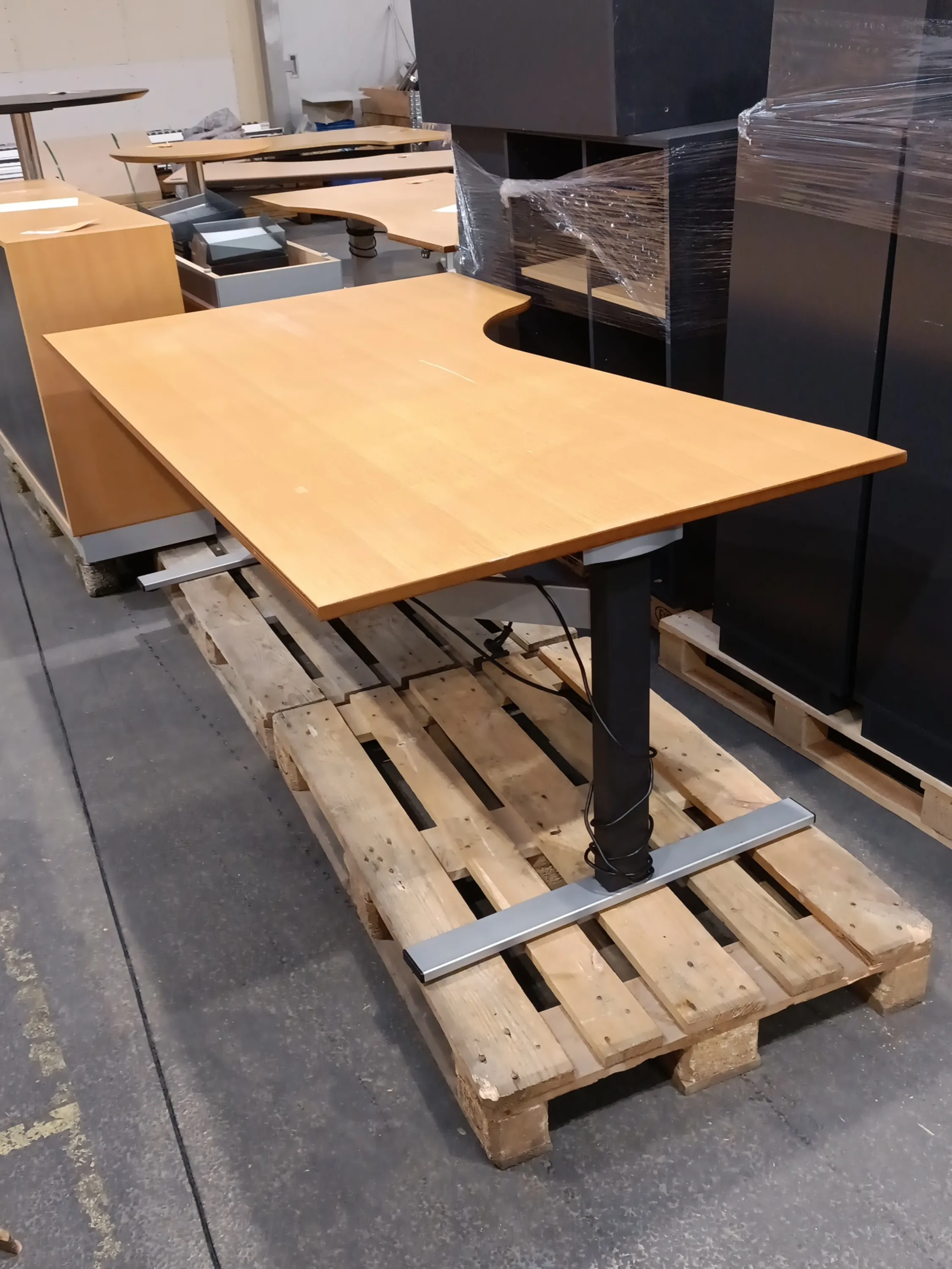 Asymmetrisk hæve-/sænkebord - 190 cm