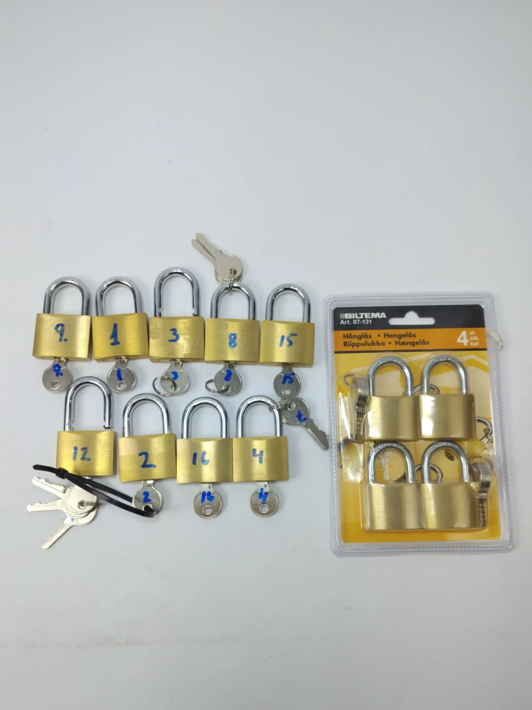 13 hængelåse – 9 brugte, 4 nye
