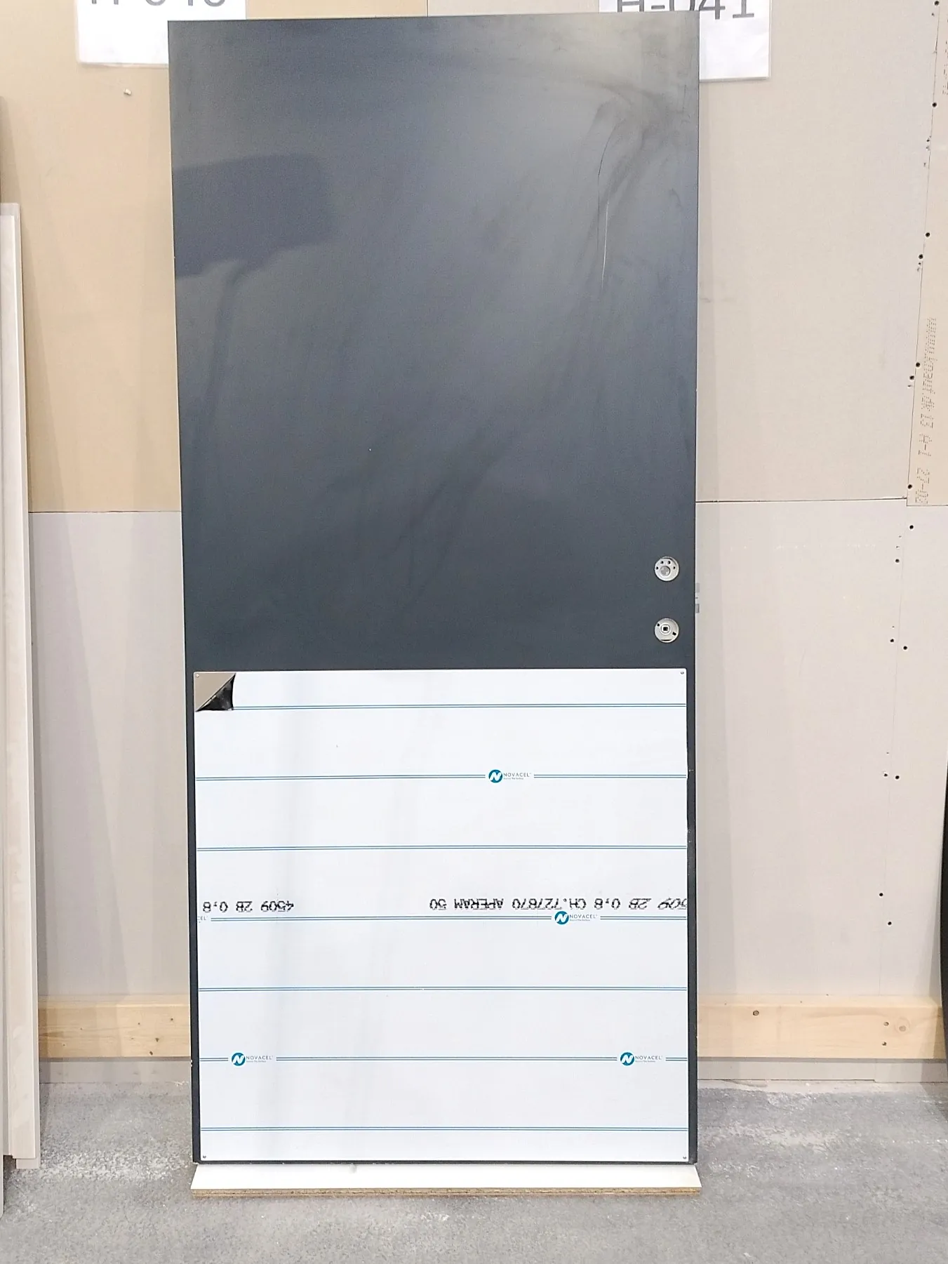 Ny Swedoor dør i grå med stålplade