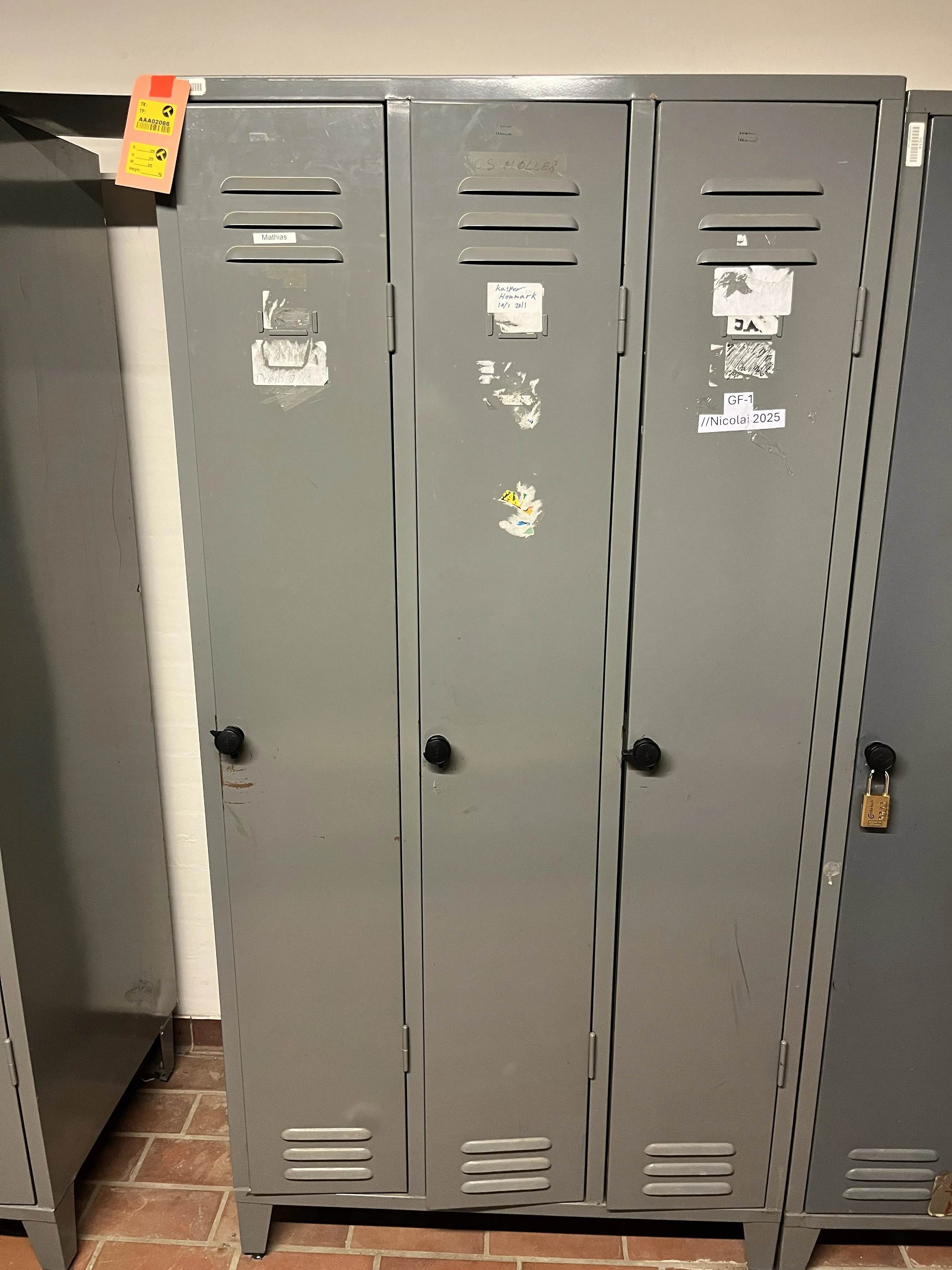 Metalskabe til omklædning - 3 fløje