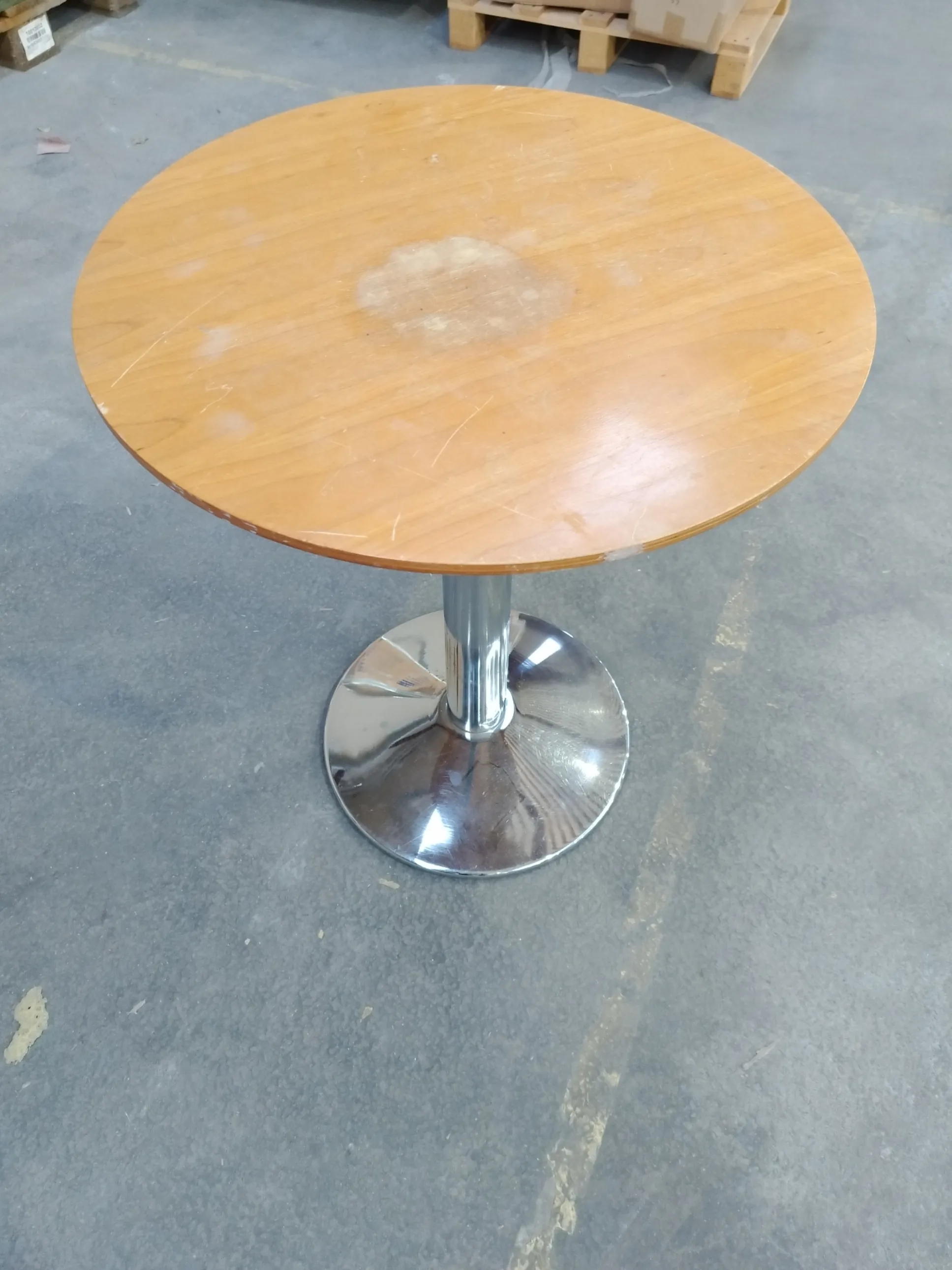 Rundt cafébord med kromfod – brugt