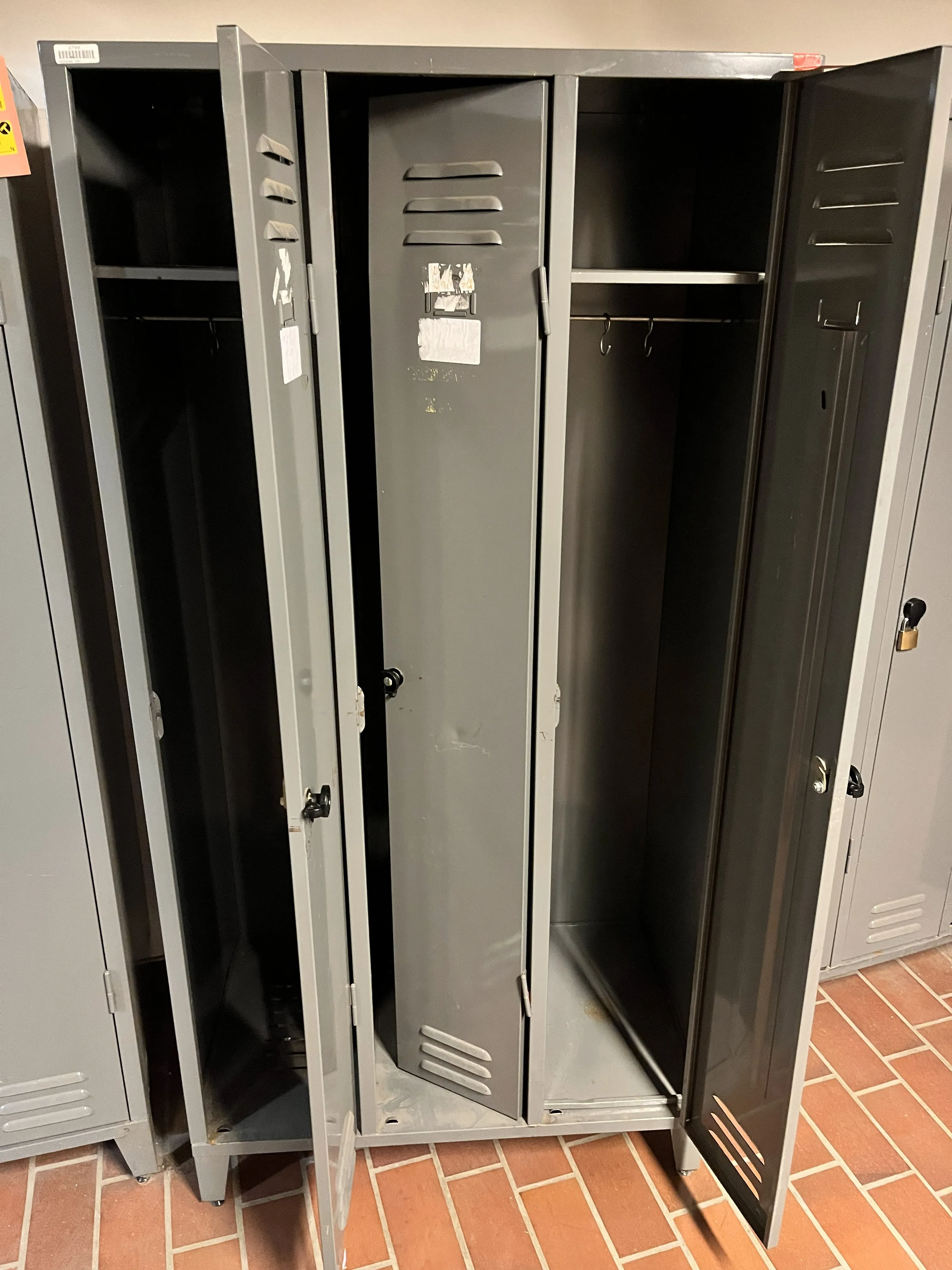 Metalskabe til omklædning - 3 fløje