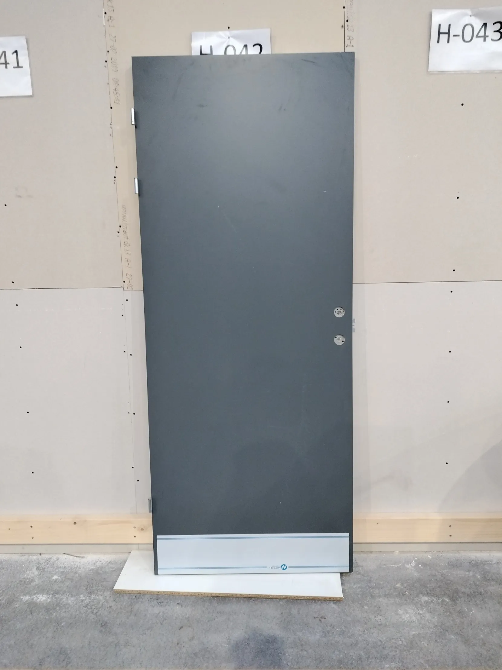 Grå dør med stålbundplade – Swedoor