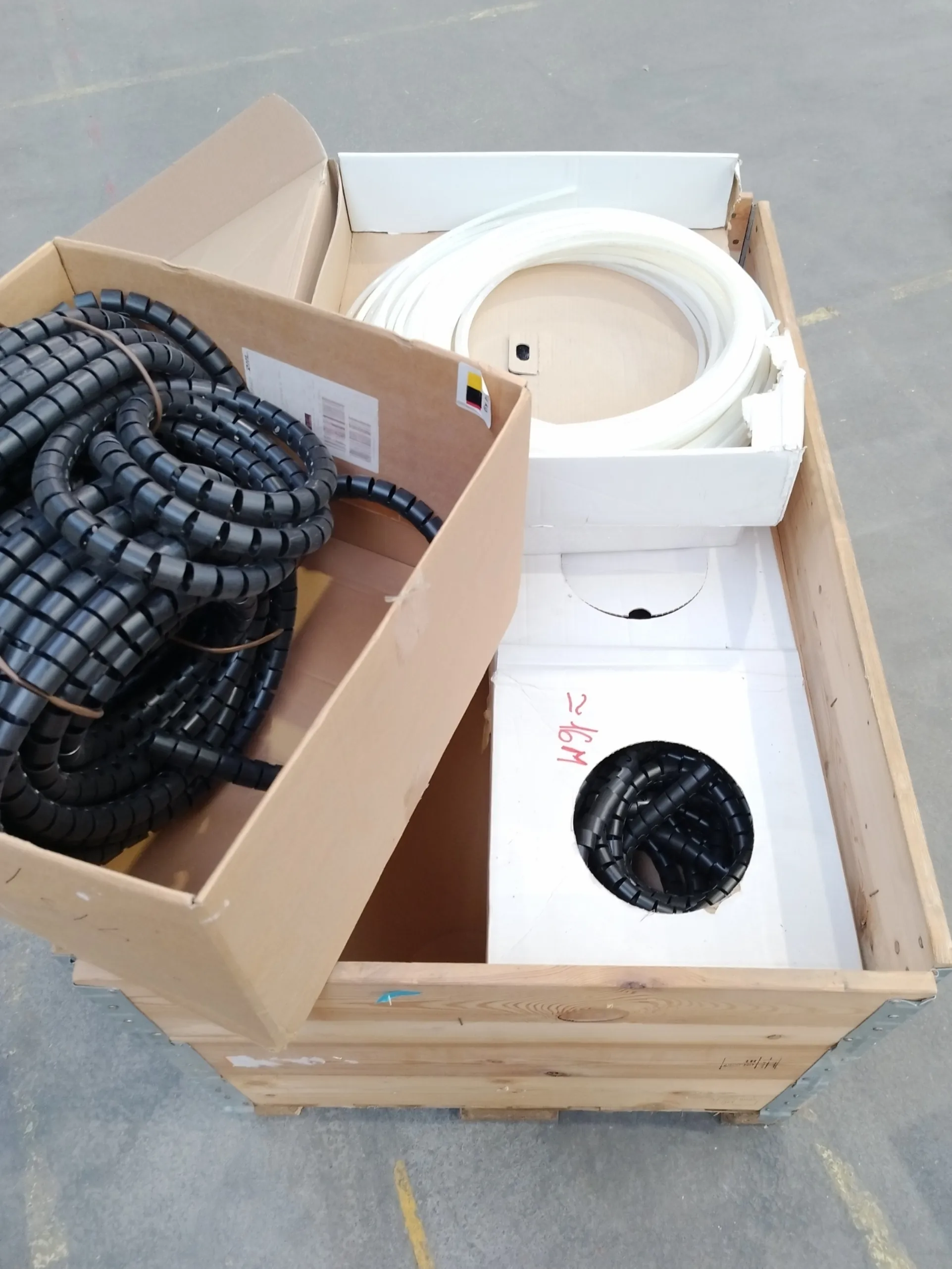 Palle med kabelbeskyttelse og slanger