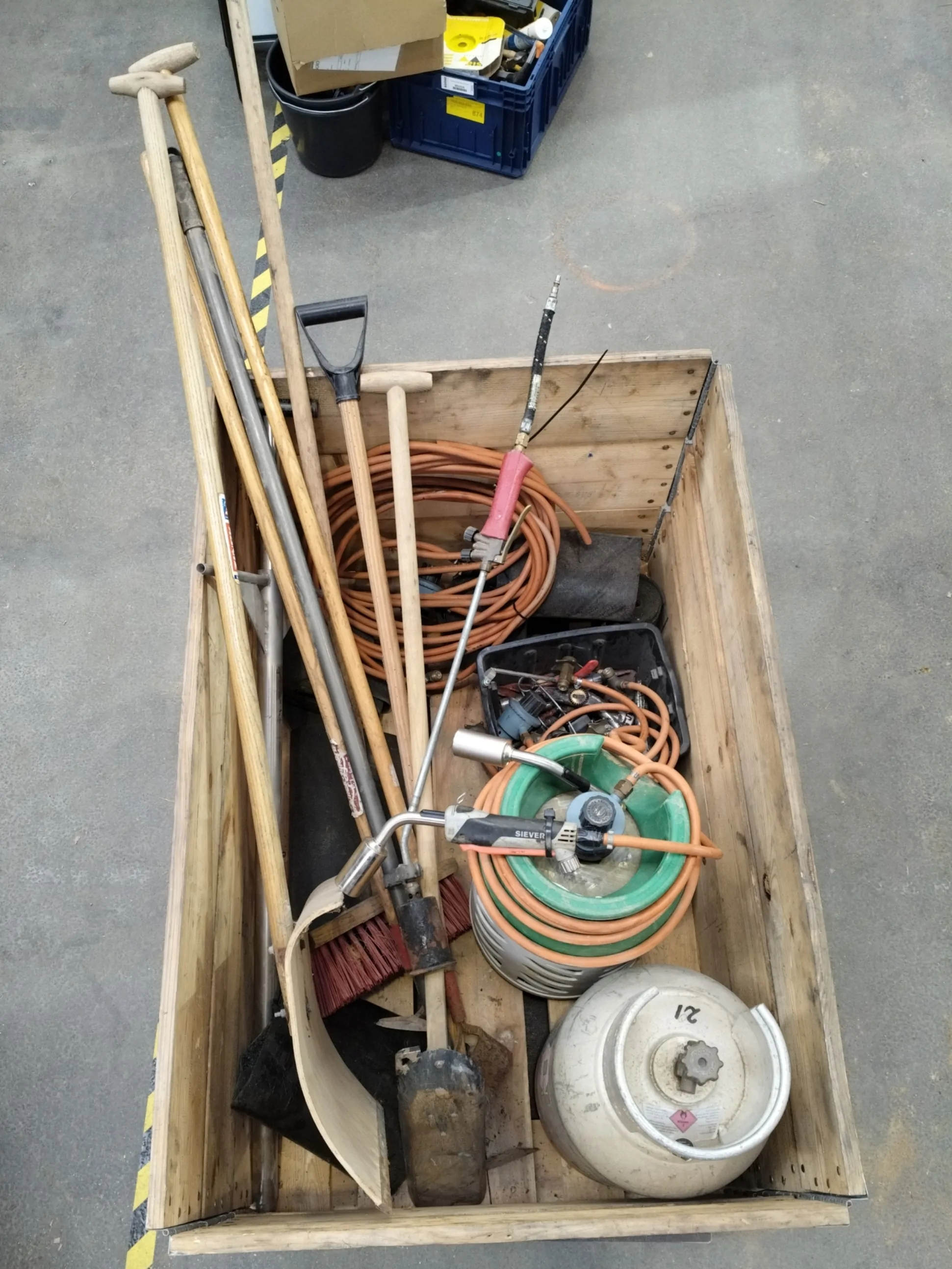 Kasse m. håndværktøj & gasudstyr