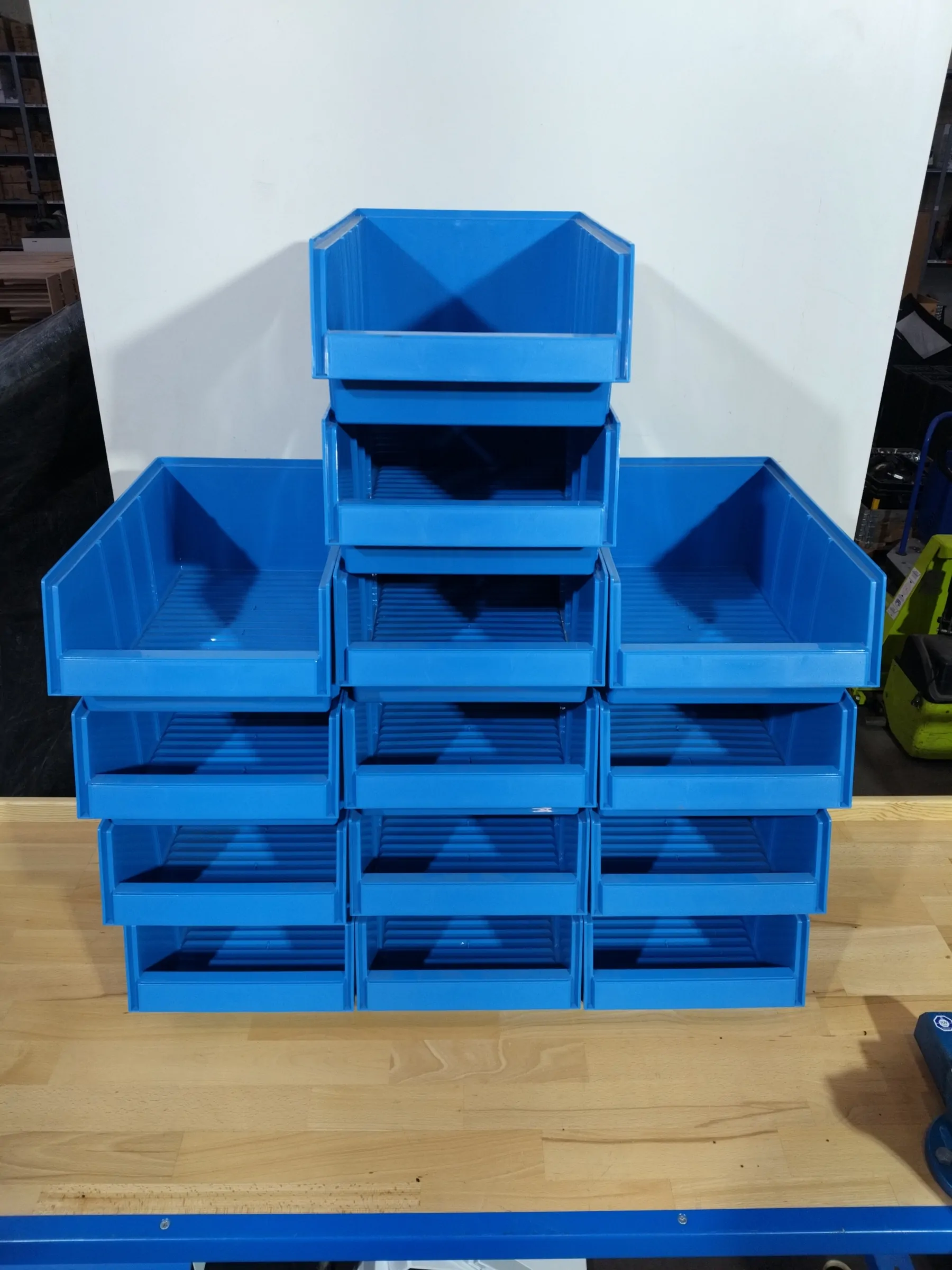 14 stk. blå plastkasser