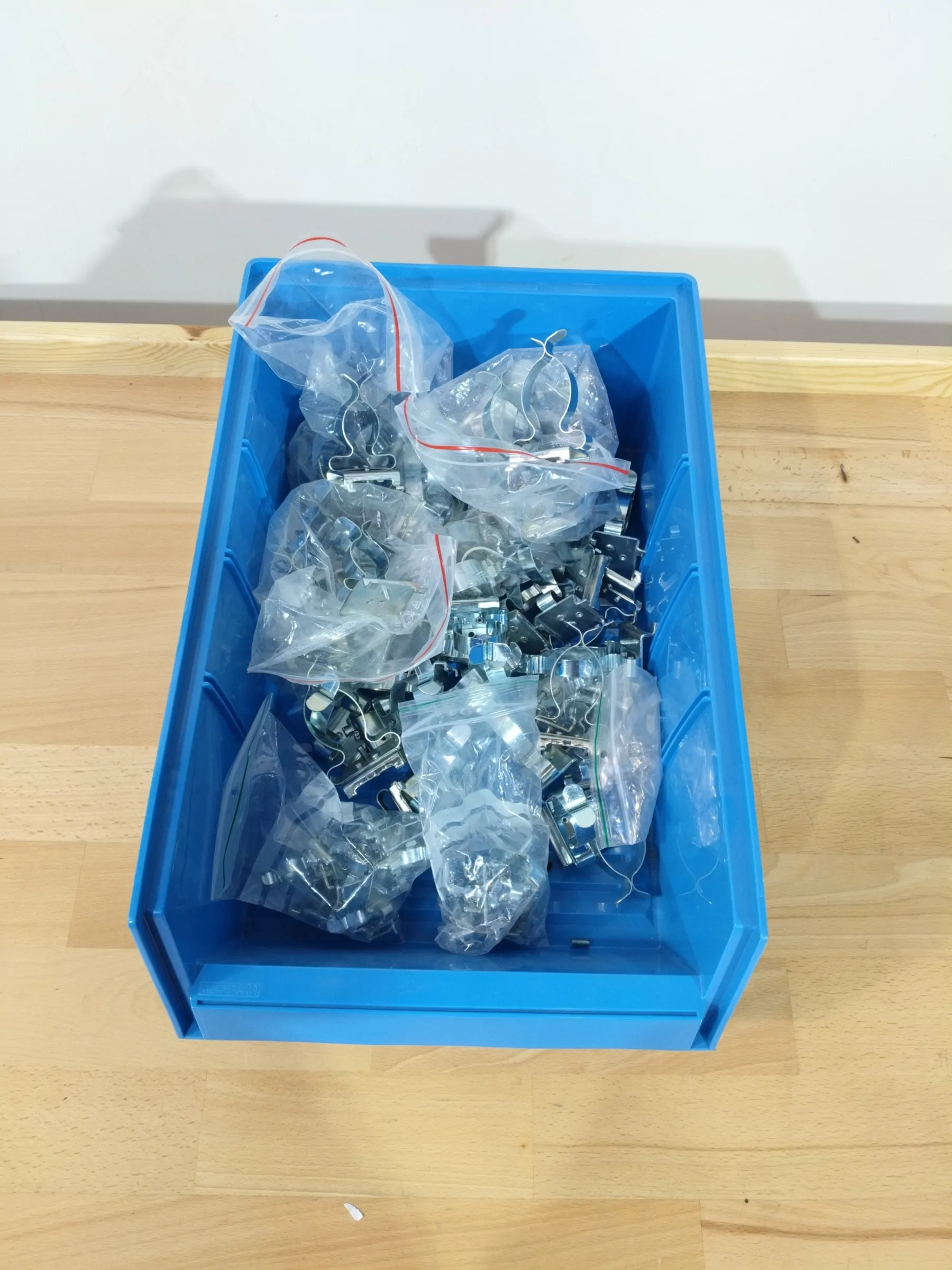 Blandet lot beslag i plastkasse