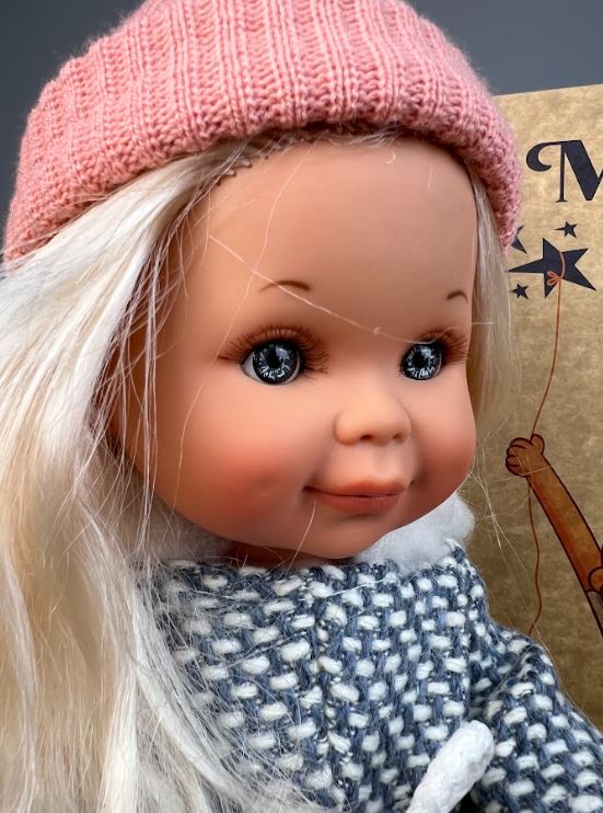 Magic baby κούκλα “Betty με ρούχα για βόλτα στα χιόνια”-30εκ.