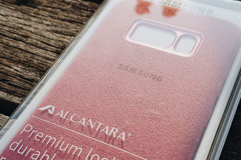 随Galaxy S8瑰蜜粉附赠的ALCANTARA意大利麂皮背盖-近照