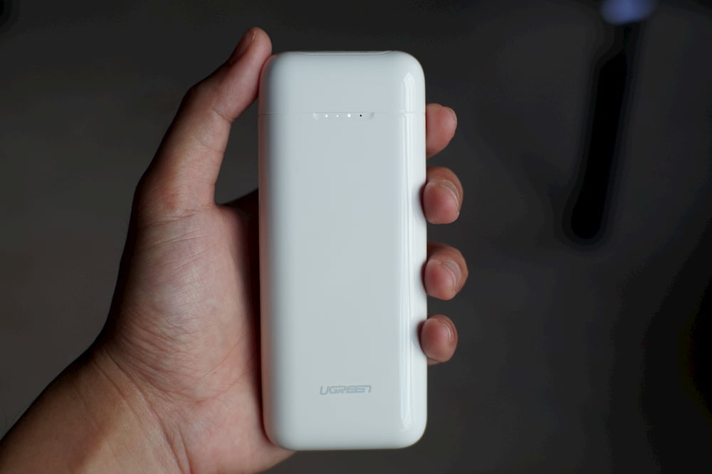 UGREEN 10000mAh 双向快充移动电源正面