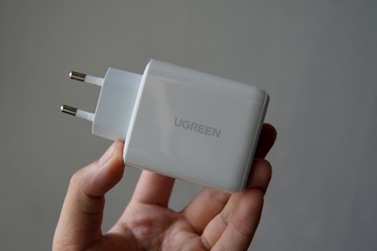ugreen-36w-dual-port-fast-charger-front