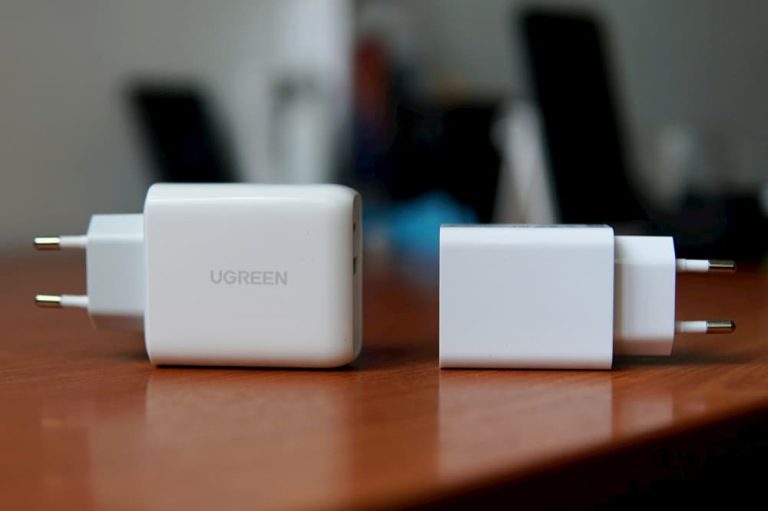 ugreen-36w-dual-port-fast-charger-size-compare3