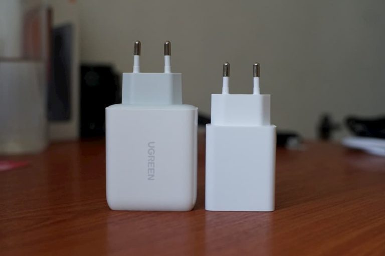 ugreen-36w-dual-port-fast-charger-size-compare_4