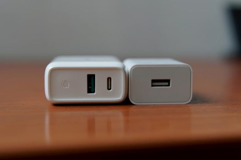 ugreen-36w-dual-port-fast-charger-size-compare_2