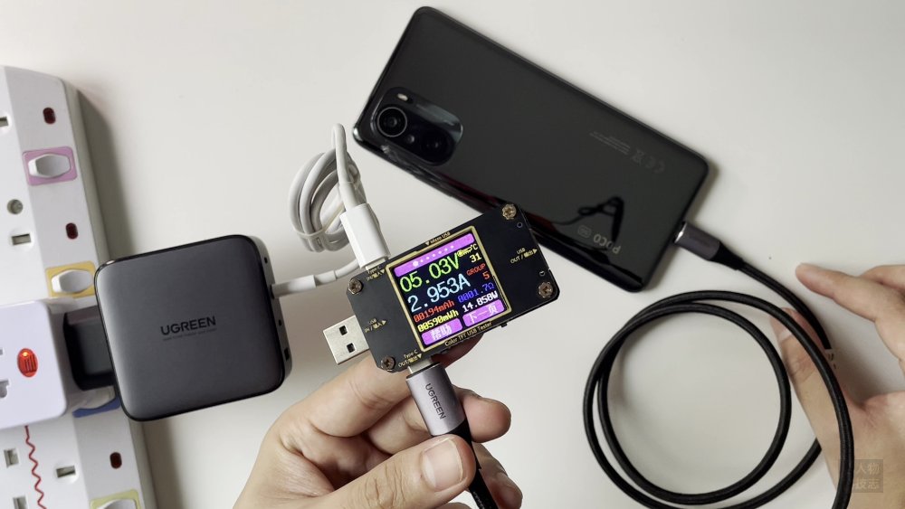 UGREEN 100W GaN 充电器 USB C2 给 POCO F3 的充电输出功率