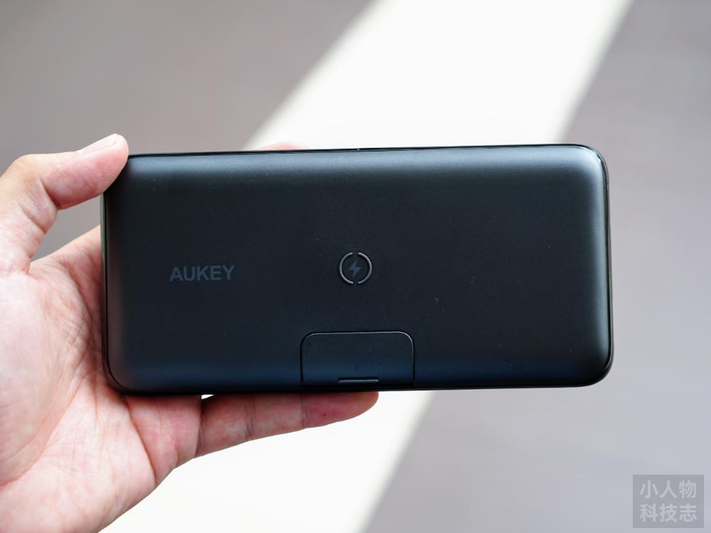 Aukey PB-WL03S 20000mAh 无线移动电源开箱